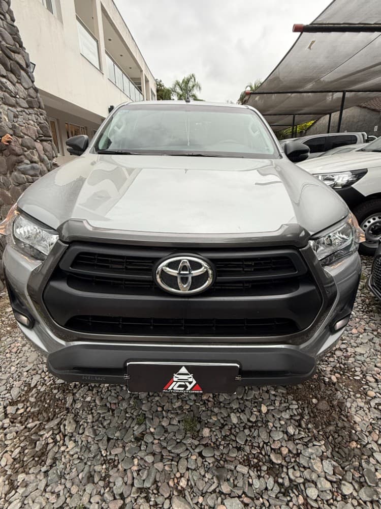 Toyota hilux 4x2 SR AT L/23