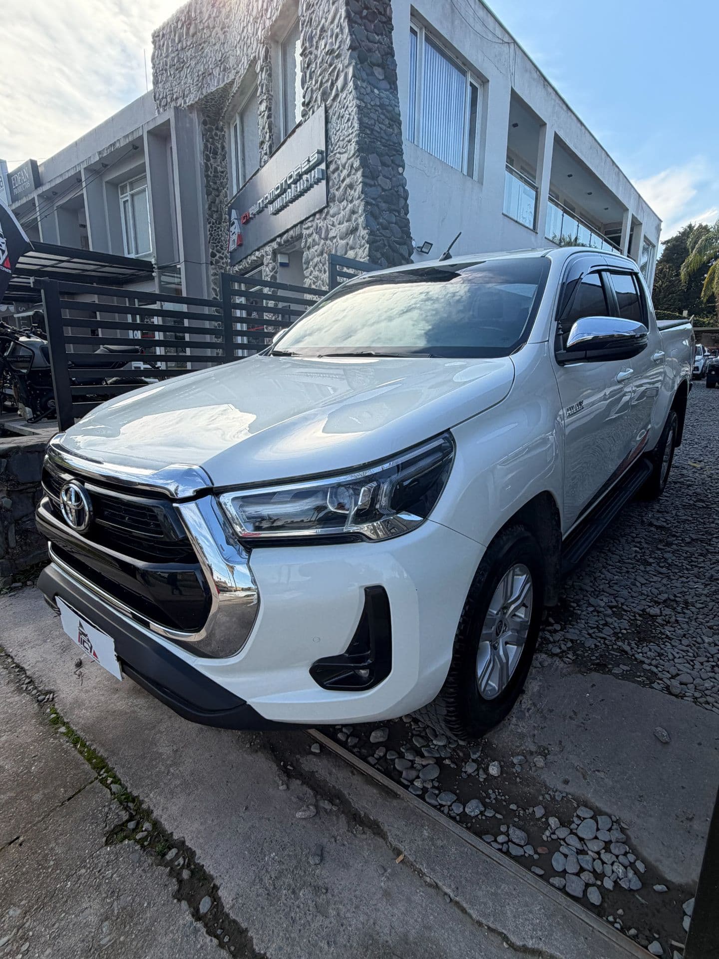 TOYOTA HILUX SRV 4X4 AT — foto 1